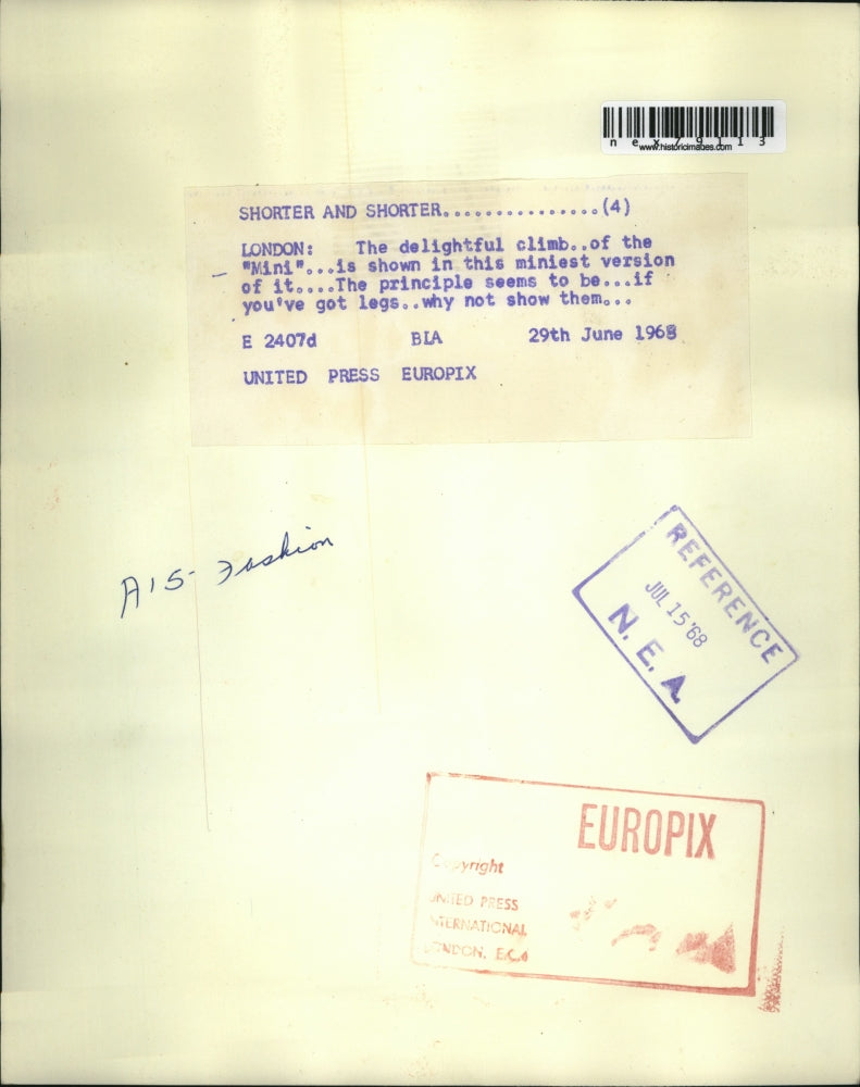 1968 Press Photo London Mini skirt fashions seen around the city - nex79113