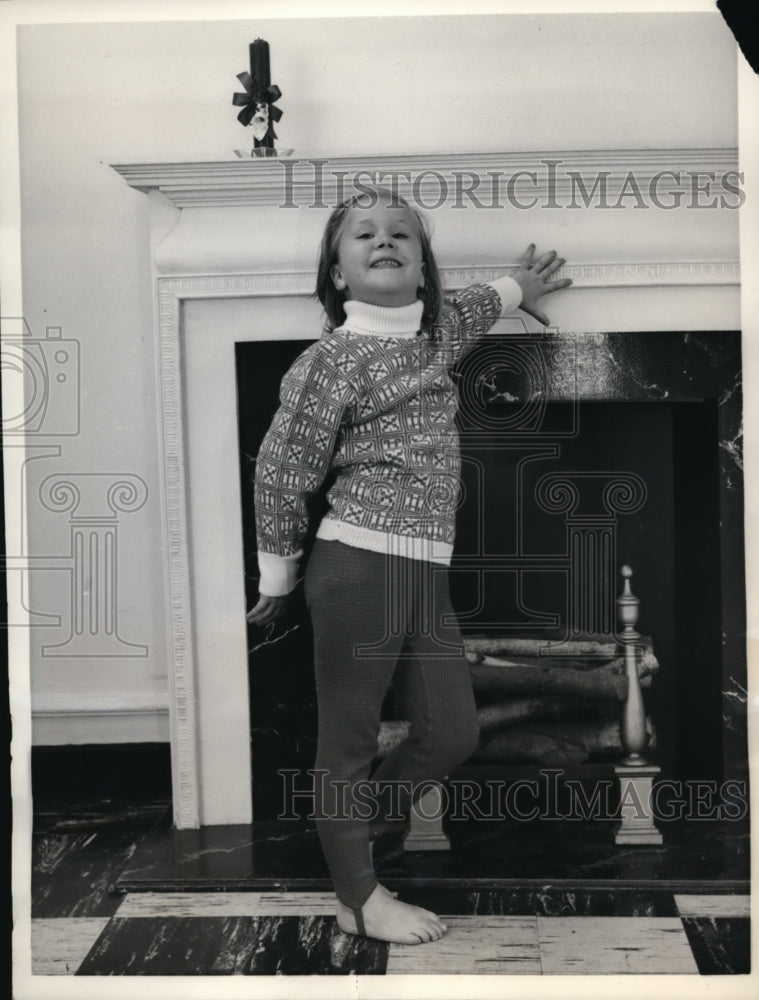 Load image into Gallery viewer, 1958 Press Photo NYC Carter Dois knit fashions for children - nex79136
