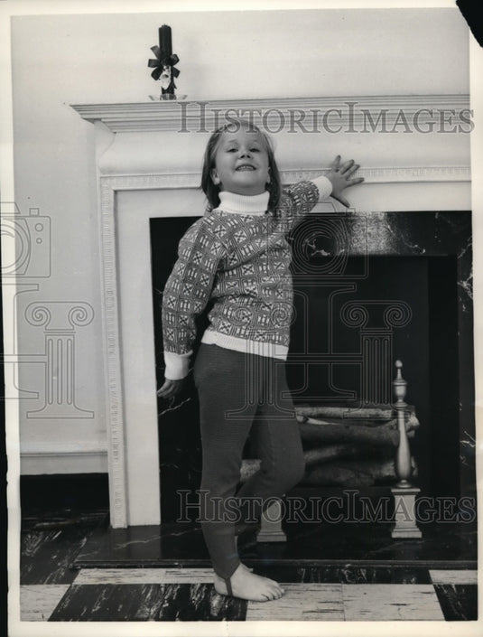 1958 Press Photo NYC Carter Dois knit fashions for children - nex79136