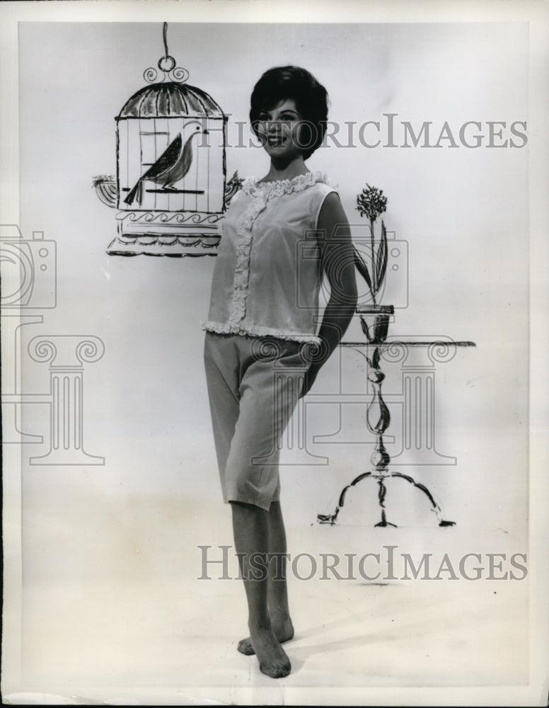 Load image into Gallery viewer, 1962 Press Photo NYC Pajama set with embroidery by Barad
