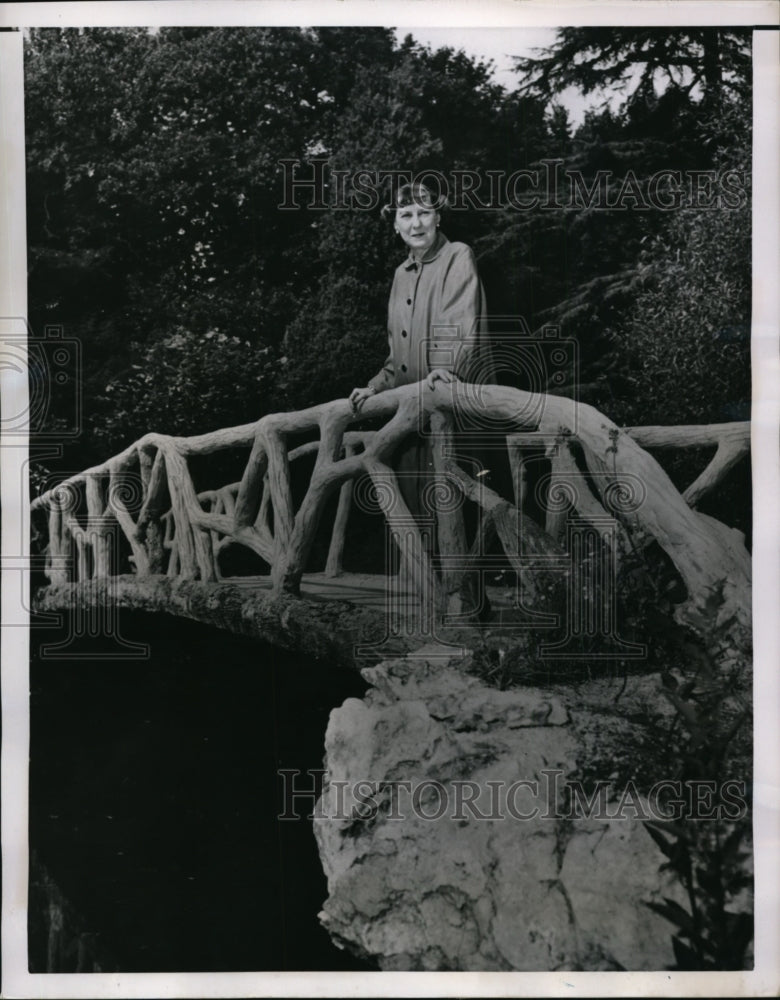 Load image into Gallery viewer, 1951 Press Photo Mamie Eisenhower wife of commander North Atlantic Pact Forces
