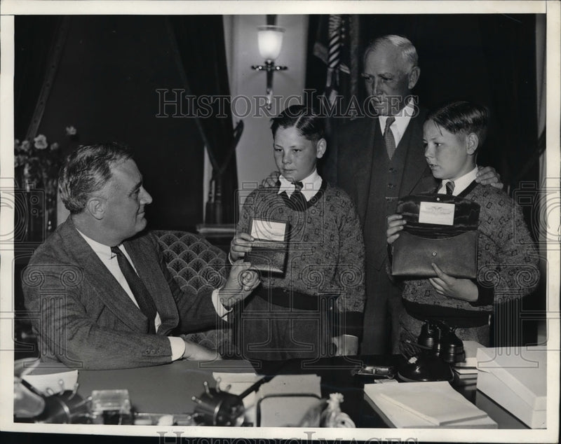 Load image into Gallery viewer, 1934 Press Photo Pres Roosevelt, Clark Griffithm sons Jim &amp; Billy in Wash DC
