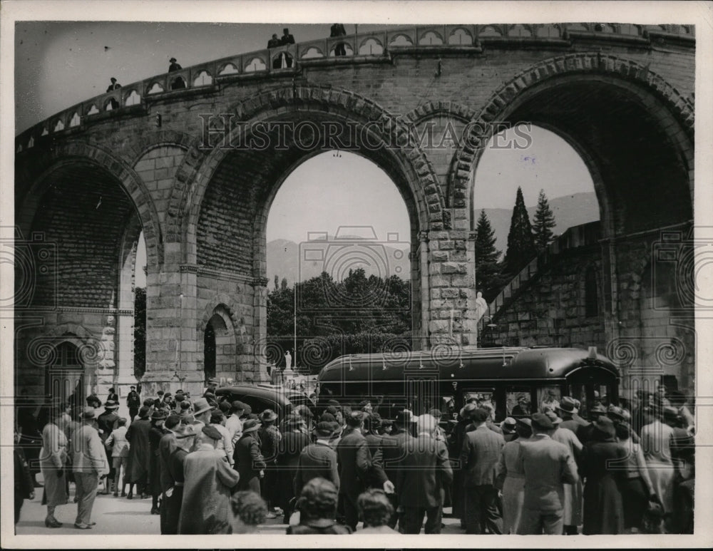 1939 Press Photo Fred Snite Jr in Iron Lung in Trailer at Lourdes