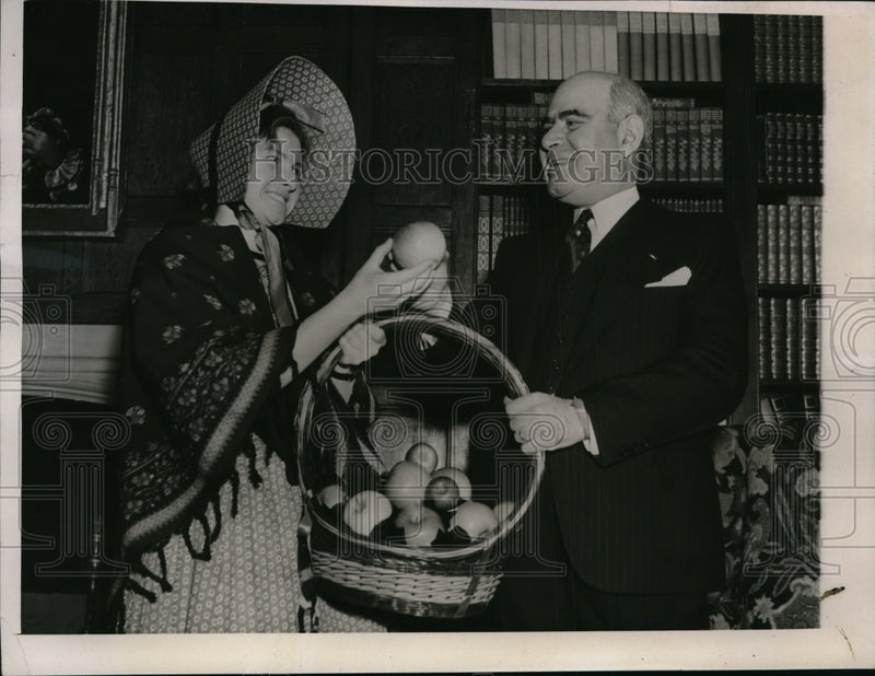 Load image into Gallery viewer, 1936 Press Photo Apple Annie gives apple to Governor Herbert Lehman
