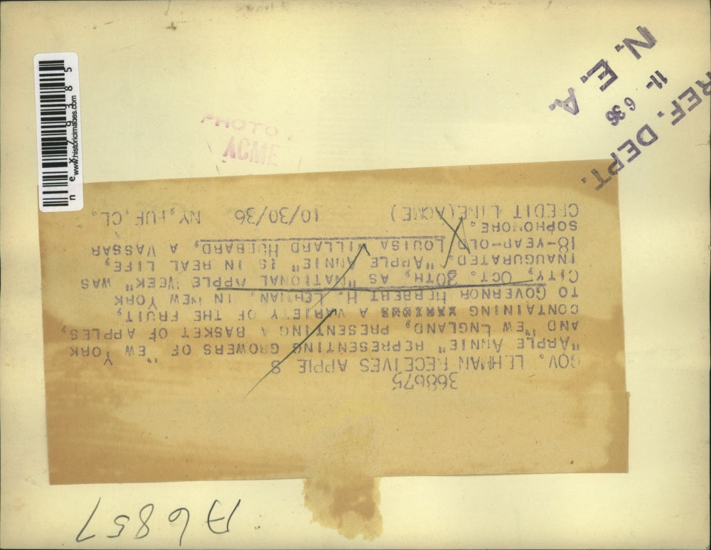 1936 Press Photo Apple Annie gives apple to Governor Herbert Lehman