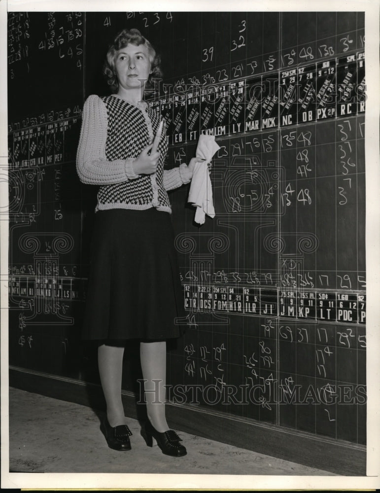 1941 Press Photo San Francisco Jean Wooster marker at brokerage house