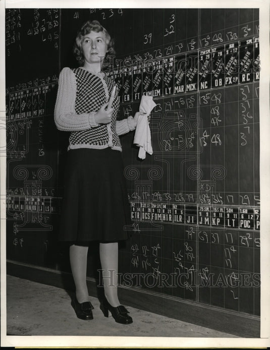1941 Press Photo San Francisco Jean Wooster marker at brokerage house