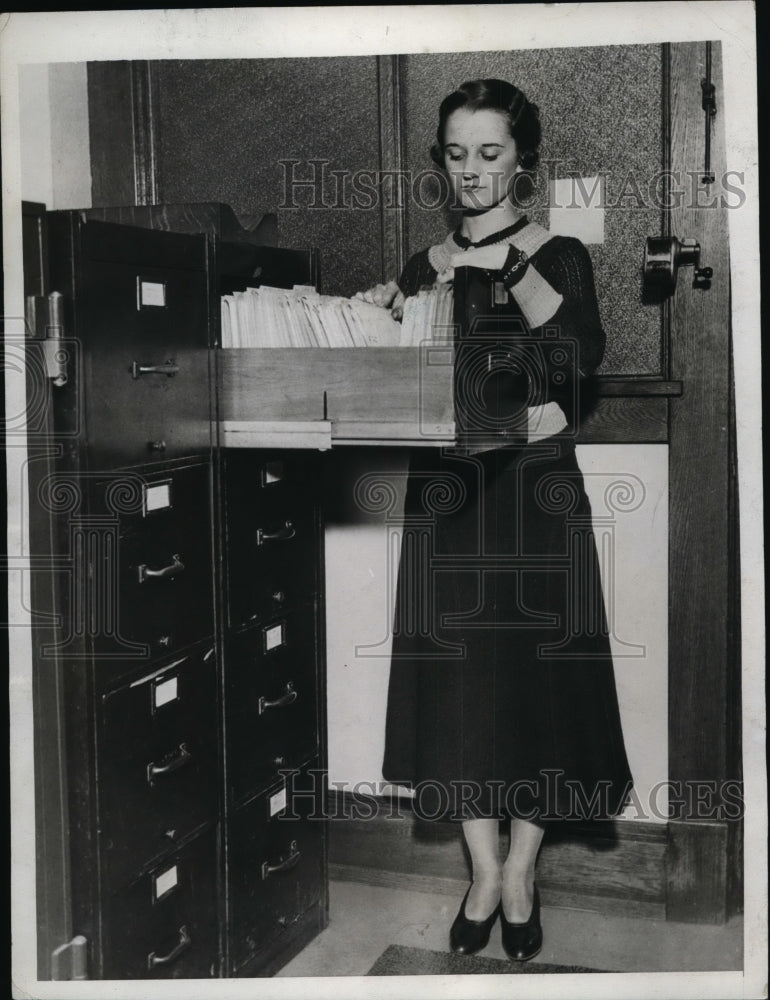 Load image into Gallery viewer, 1933 Press Photo Eleanor Reiner Honor Student of West Technical High School
