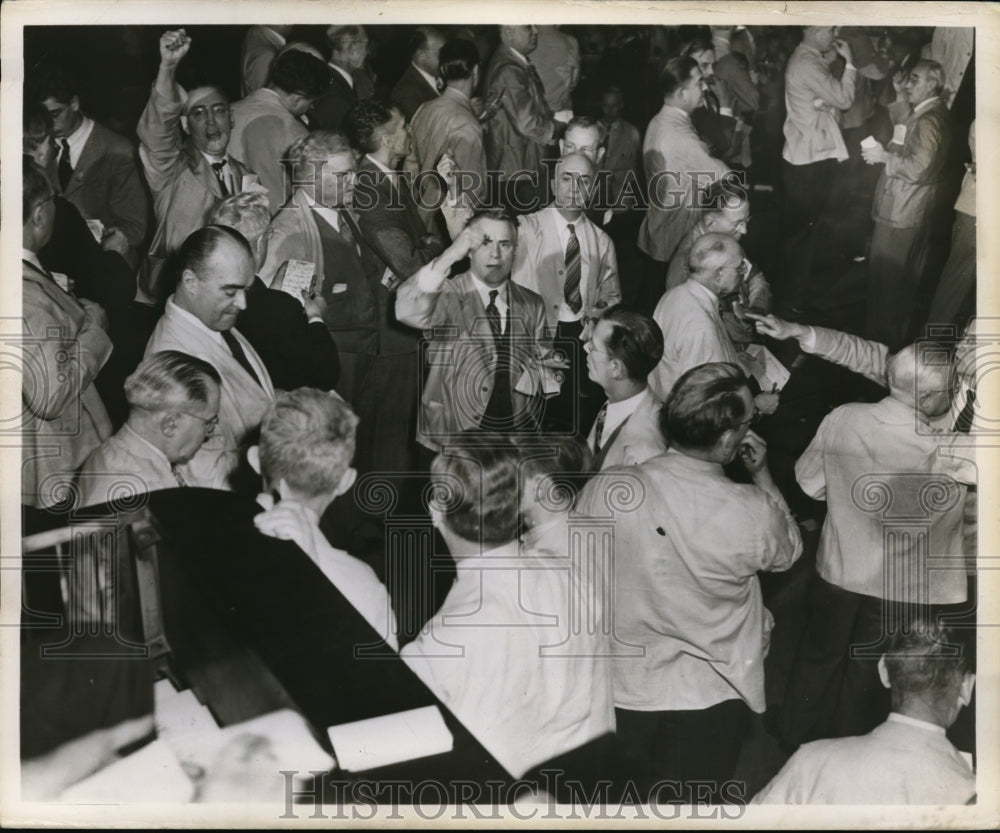 1952 Press Photo Chicago Board of Trade, mwn making wheat trades