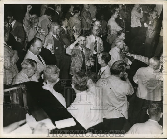 1952 Press Photo Chicago Board of Trade, mwn making wheat trades