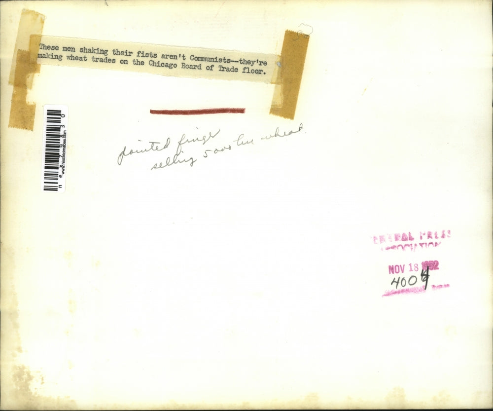 1952 Press Photo Chicago Board of Trade, mwn making wheat trades