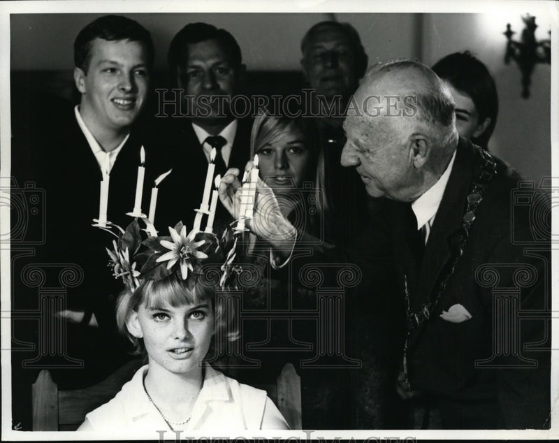 Load image into Gallery viewer, 1967 Press Photo Bermuda Queen of Light Lena Wicklums, Mayor Leon Fox
