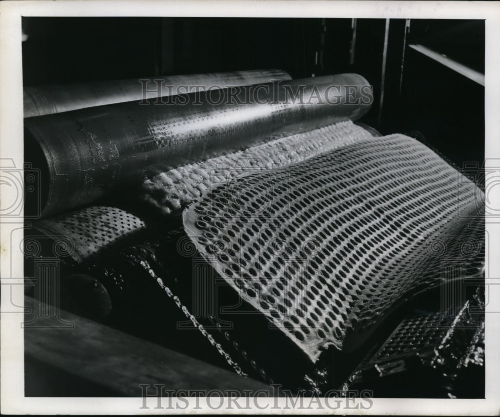 1947 Press Photo Wringer for Rubber Cushioning is Washed by 100's Gallons Water