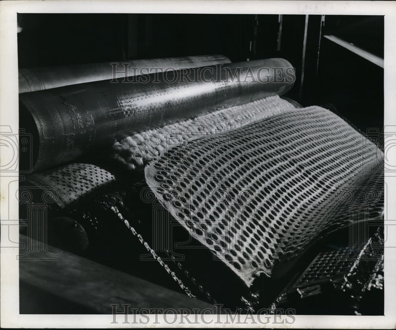 Load image into Gallery viewer, 1947 Press Photo Wringer for Rubber Cushioning is Washed by 100's Gallons Water
