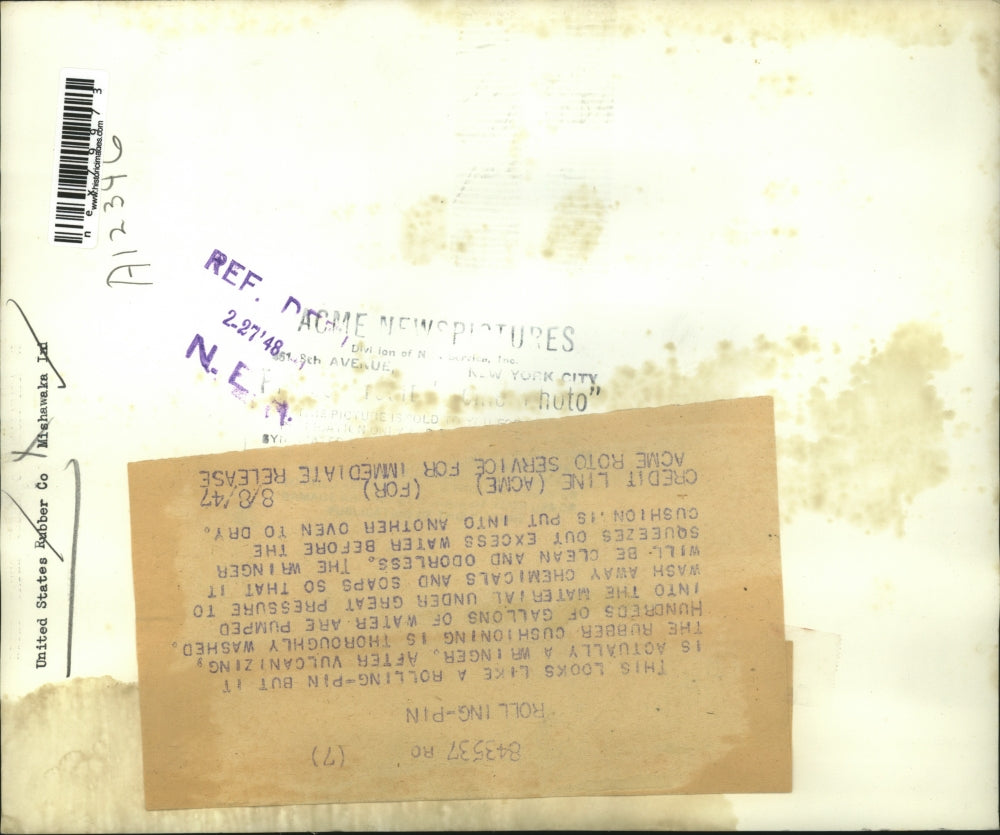 1947 Press Photo Wringer for Rubber Cushioning is Washed by 100's Gallons Water