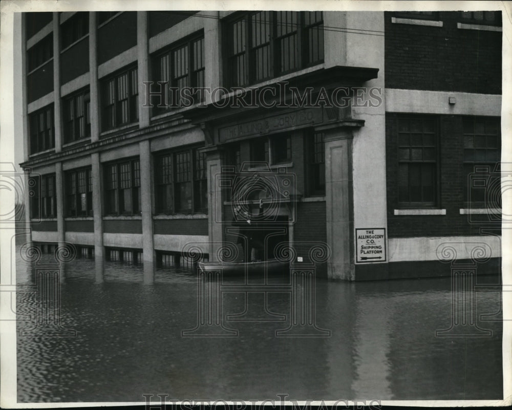 1937 Press Photo Aling & Cory Company employees uses boats to enter building