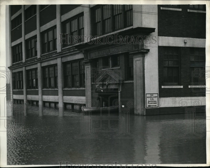 Load image into Gallery viewer, 1937 Press Photo Aling &amp; Cory Company employees uses boats to enter building
