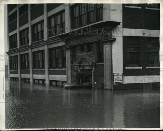 1937 Press Photo Aling & Cory Company employees uses boats to enter building