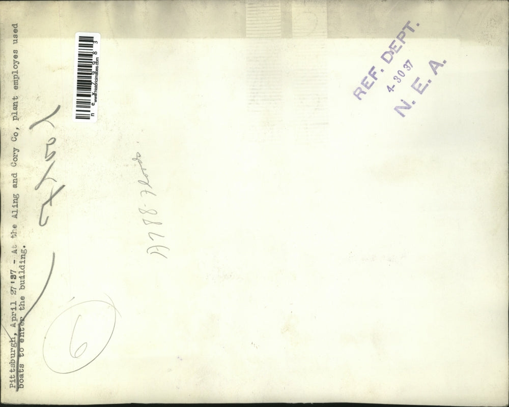 1937 Press Photo Aling & Cory Company employees uses boats to enter building