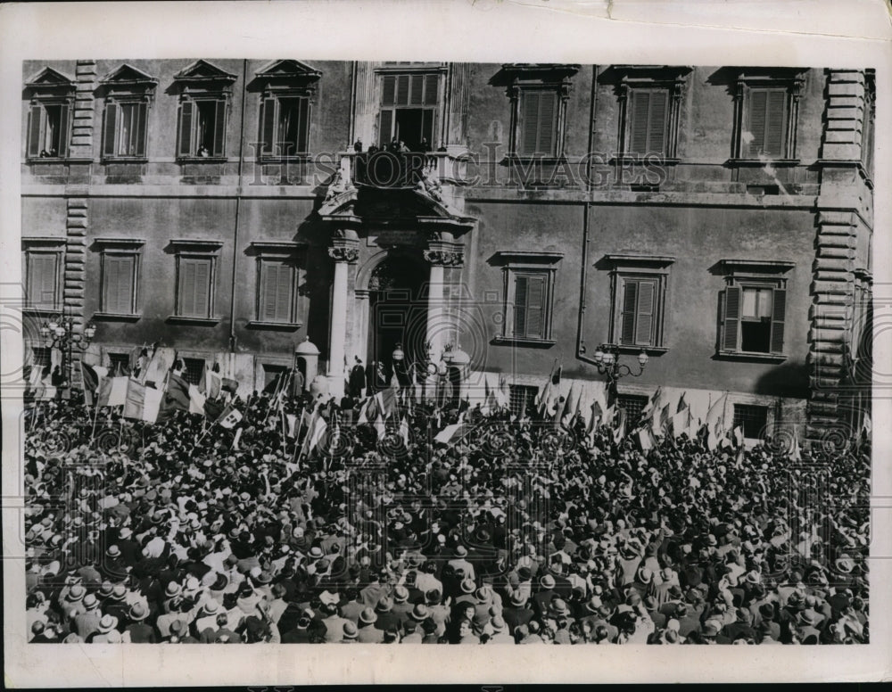 1937 Press Photo King Victor Emmanuel appears on balcony of Quirinale in Rome