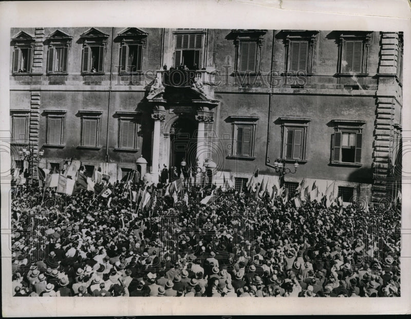 Load image into Gallery viewer, 1937 Press Photo King Victor Emmanuel appears on balcony of Quirinale in Rome
