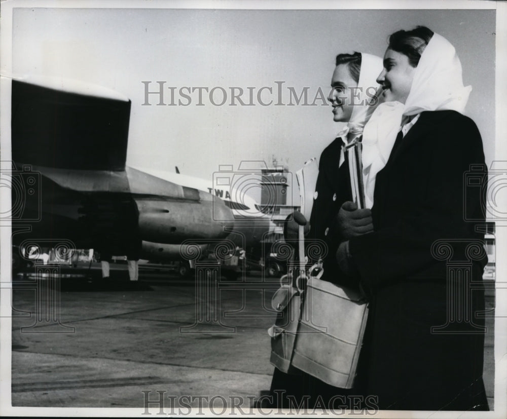 1960 Press Photo Pam & Pat Barker at Philadelphia airport stewardess training