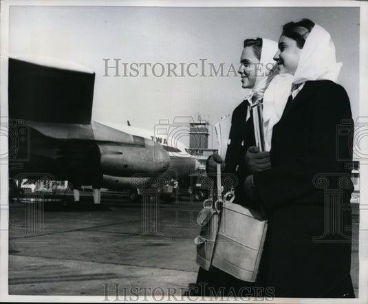 1960 Press Photo Pam & Pat Barker at Philadelphia airport stewardess training