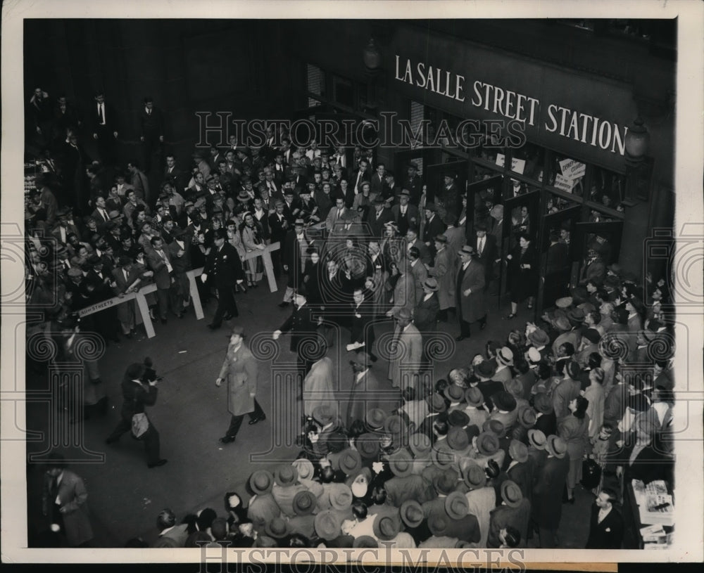 1948 Press Photo Chicago Gov Thomas &amp; Mrs Dewey at LaSalle St station- Historic Images