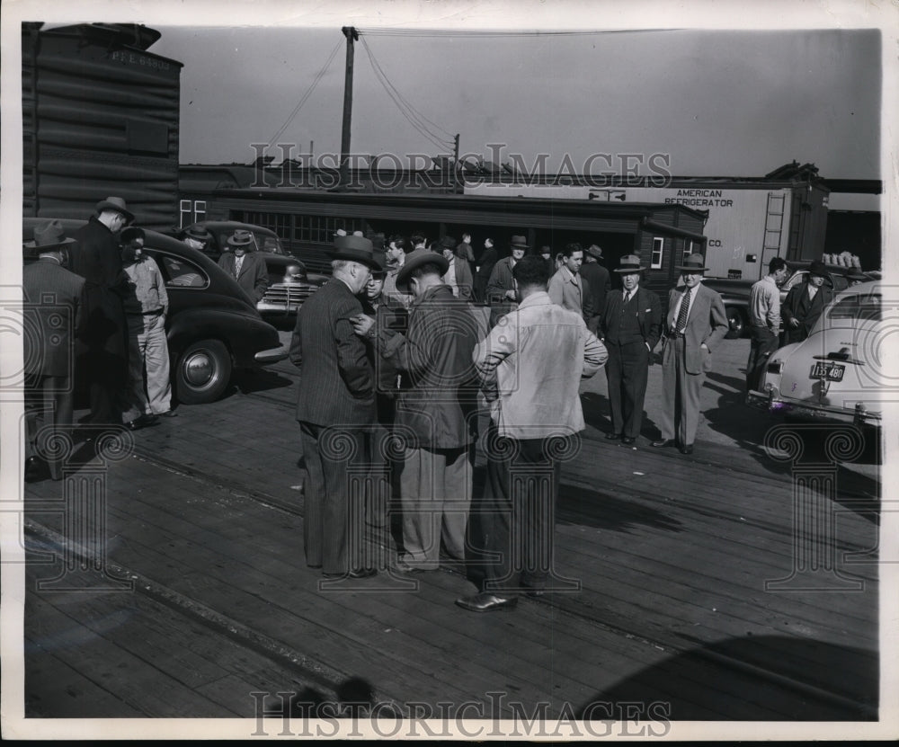 1937 Press Photo Wood Street station in Chicago commuters at train depot