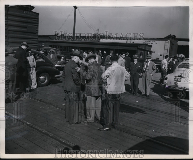 Load image into Gallery viewer, 1937 Press Photo Wood Street station in Chicago commuters at train depot
