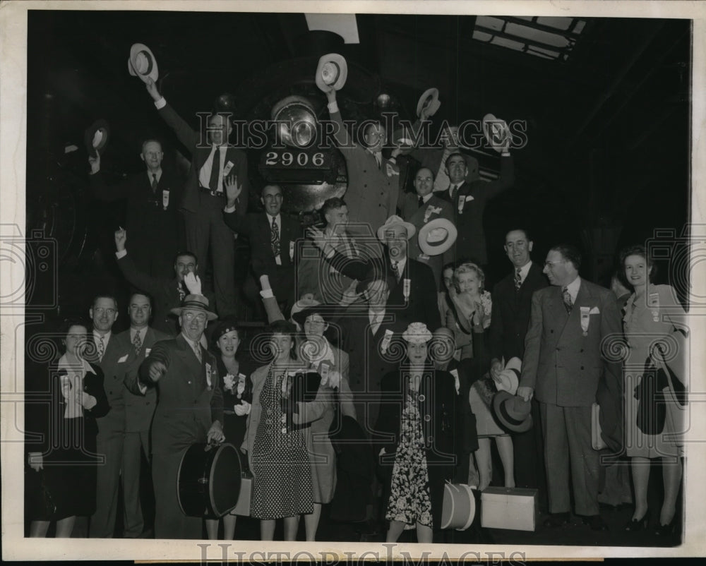 1944 Press Photo Chicago Calif delegates arrive by train to Democratic Conv