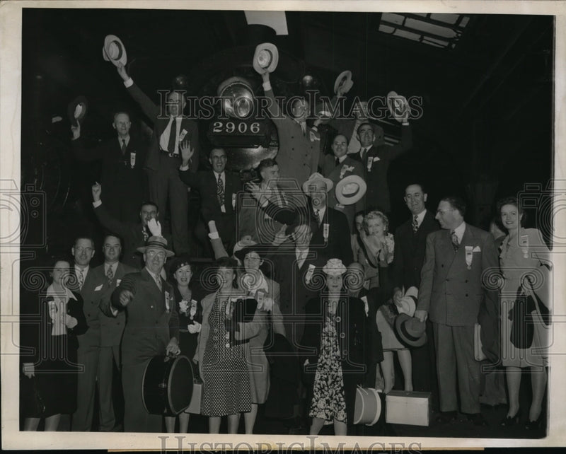 Load image into Gallery viewer, 1944 Press Photo Chicago Calif delegates arrive by train to Democratic Conv
