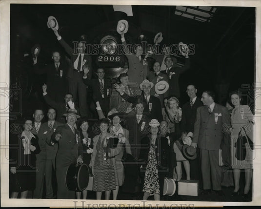 1944 Press Photo Chicago Calif delegates arrive by train to Democratic Conv
