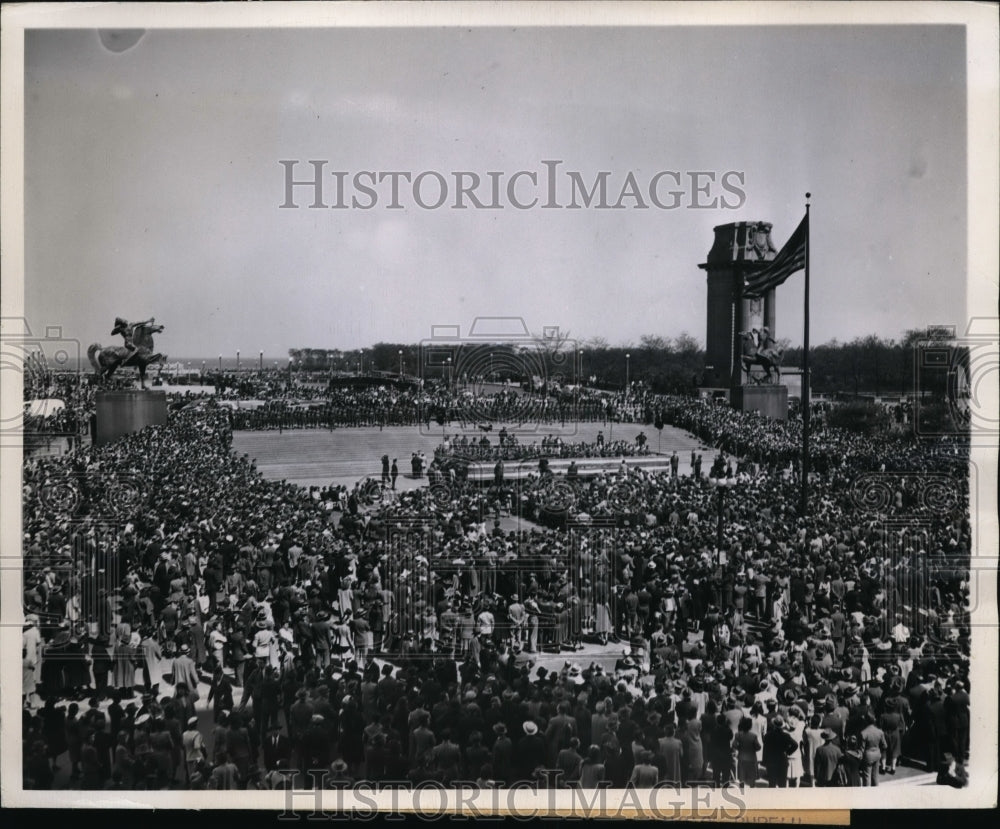 1945 Press Photo Chicago Memorial Day at Lake Front Plaza Gen M Clark