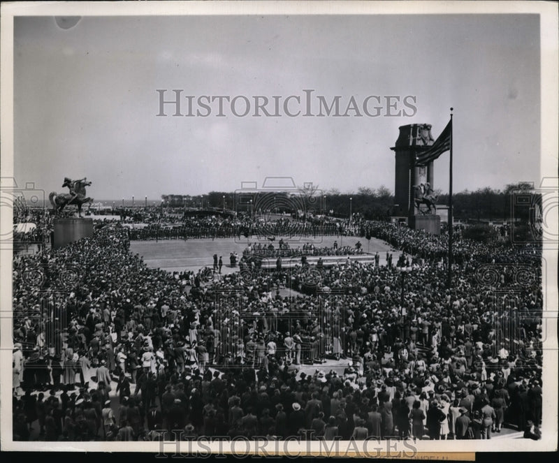 Load image into Gallery viewer, 1945 Press Photo Chicago Memorial Day at Lake Front Plaza Gen M Clark
