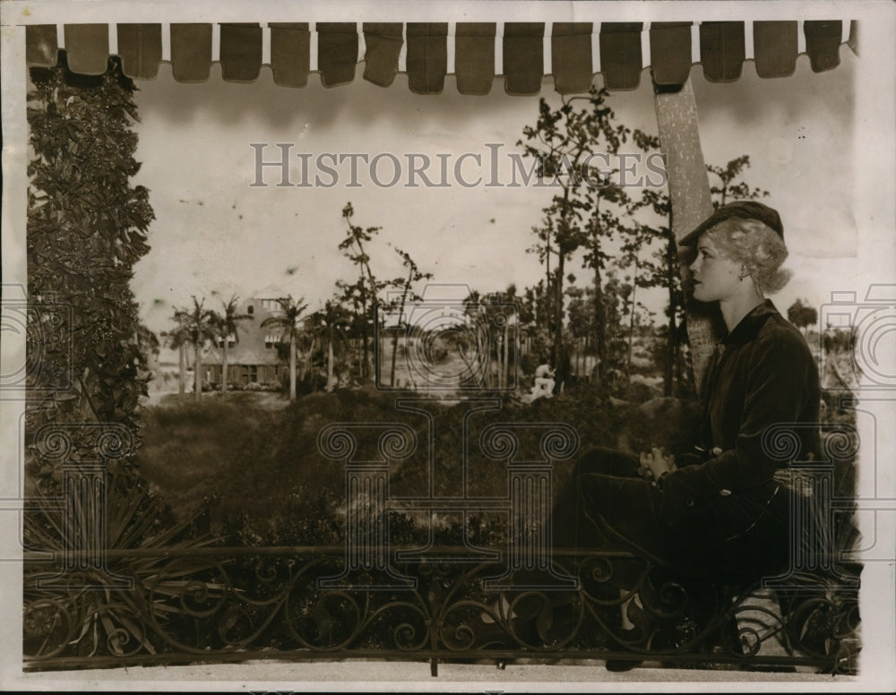 1935 Press Photo Ann King Looks at Florida Atmosphere - nex80229