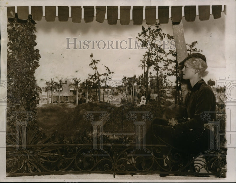 Load image into Gallery viewer, 1935 Press Photo Ann King Looks at Florida Atmosphere - nex80229
