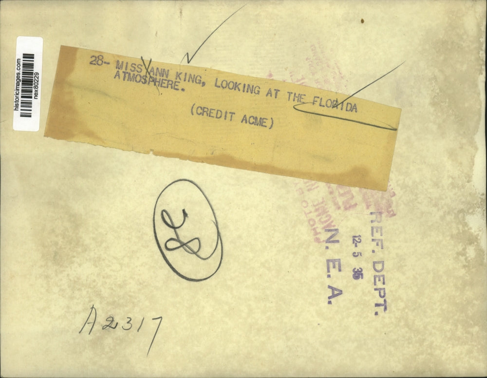 1935 Press Photo Ann King Looks at Florida Atmosphere - nex80229