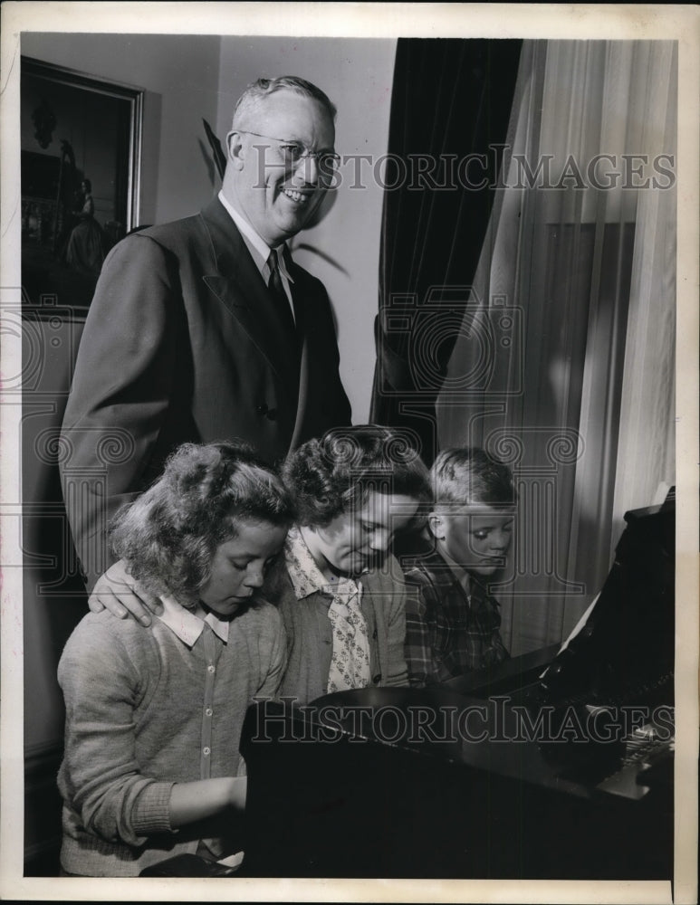 1944 Press Photo San Francisco Gov Earl Warren & three of his children