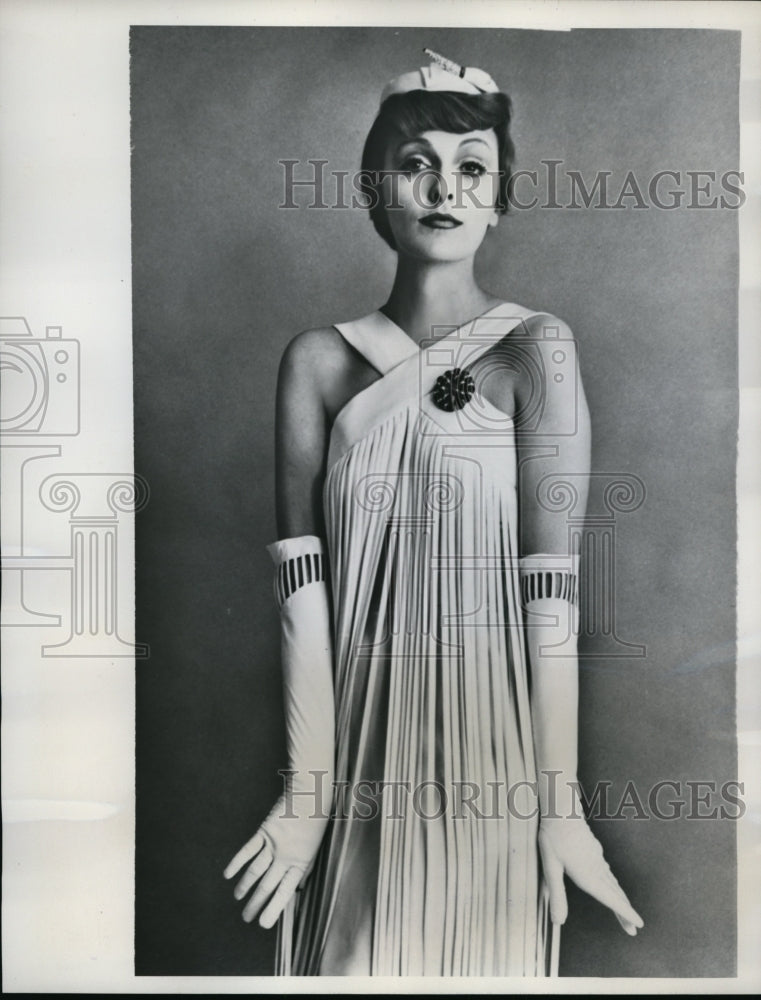 1960 Press Photo Model shows crepe dress designed by Bill Blass - nex80343