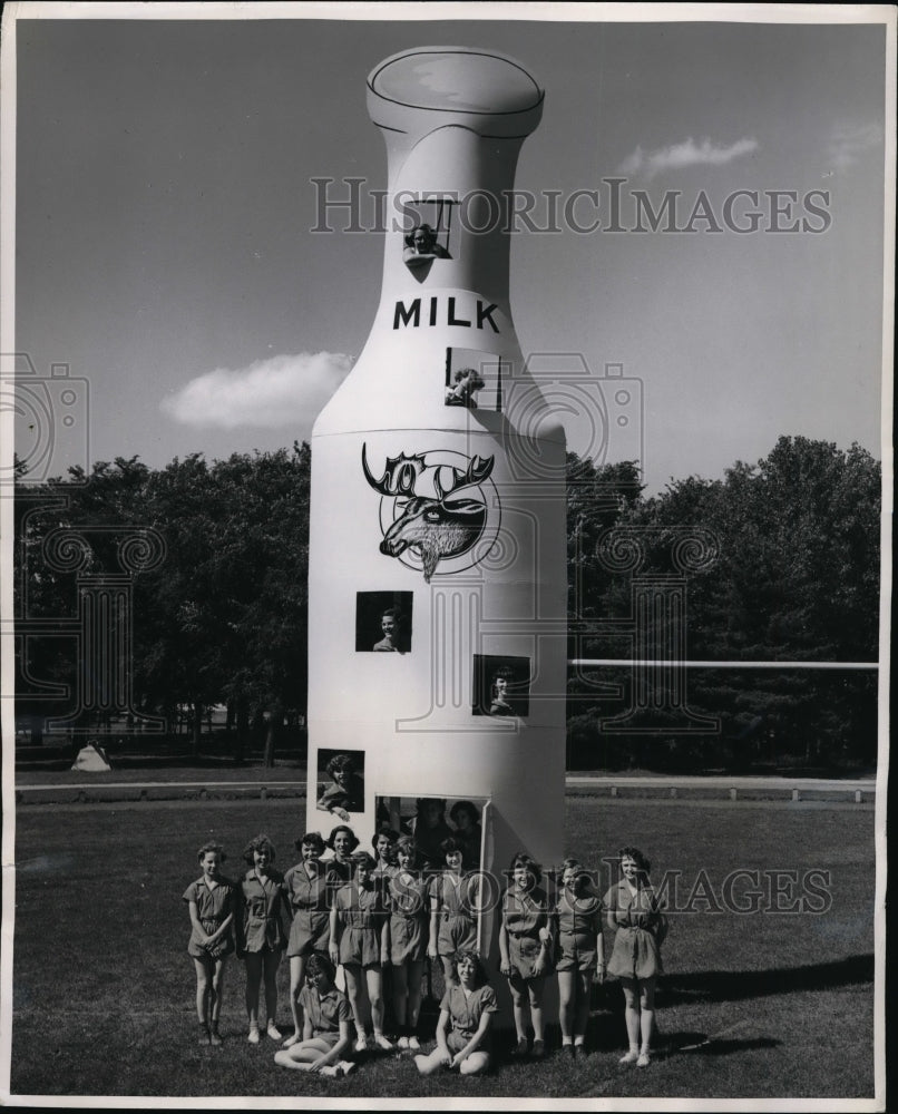 1952 Press Photo Mooseheart Ill Child city kids & huge milk bottle
