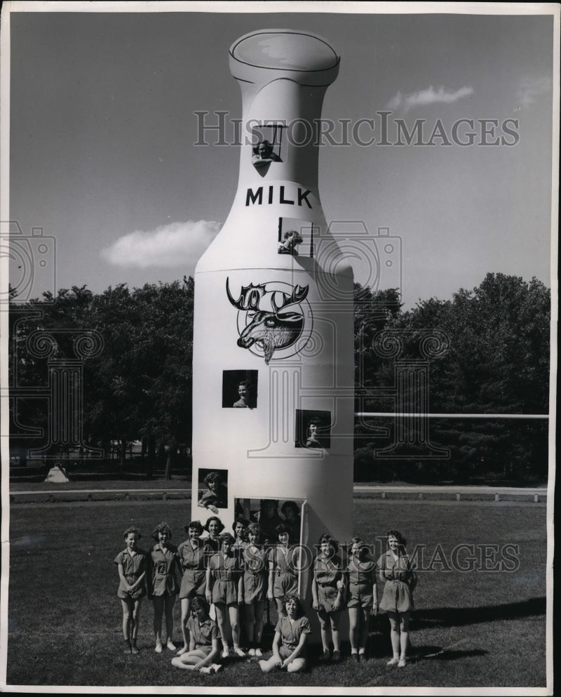 Load image into Gallery viewer, 1952 Press Photo Mooseheart Ill Child city kids &amp; huge milk bottle
