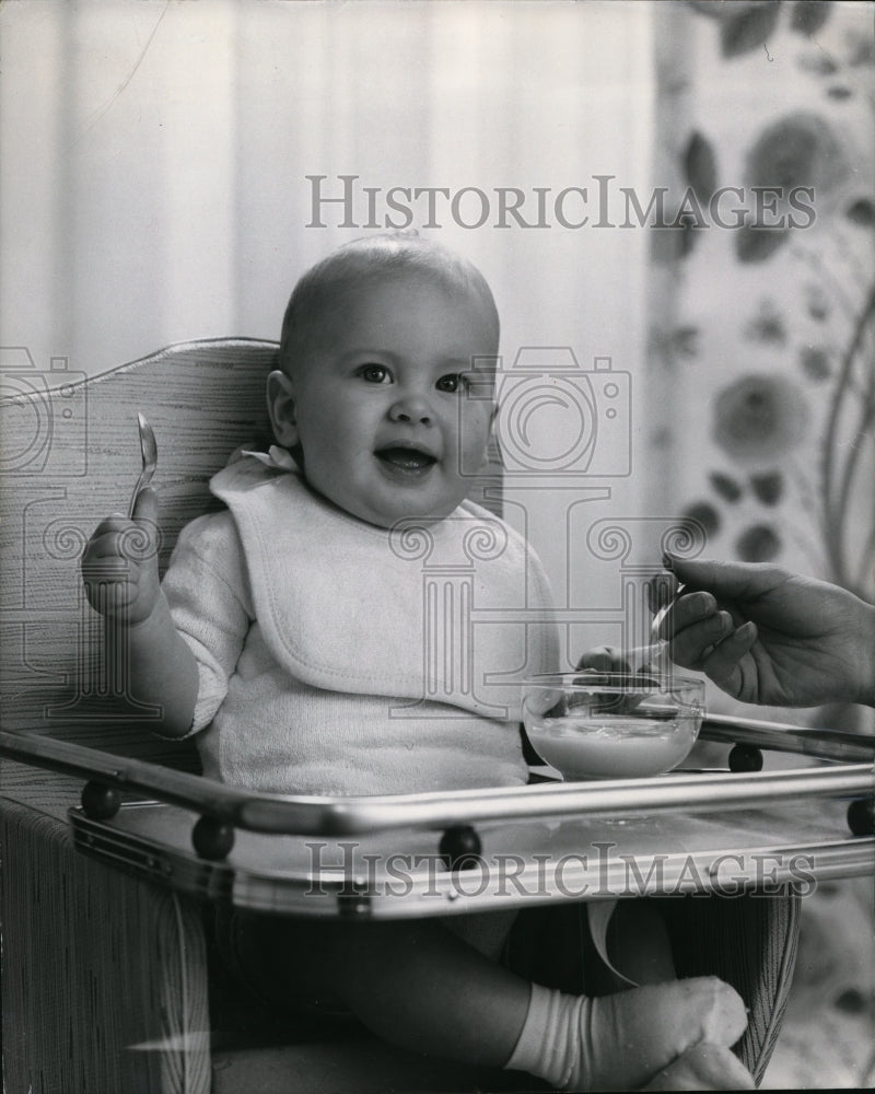 1959 Press Photo Tommy Kirinovic eats cottage cheese & pineapple