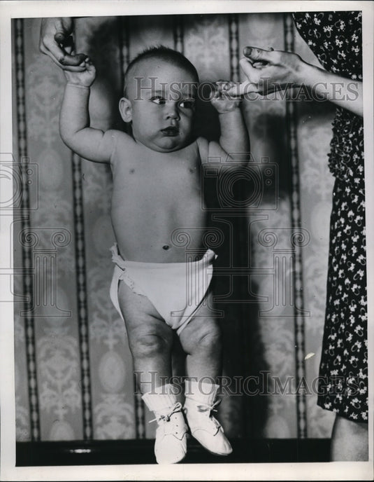 1947 Press Photo Son of Mr & Mrs Elmer Moberly Standing Alone Since 6 Weeks Old