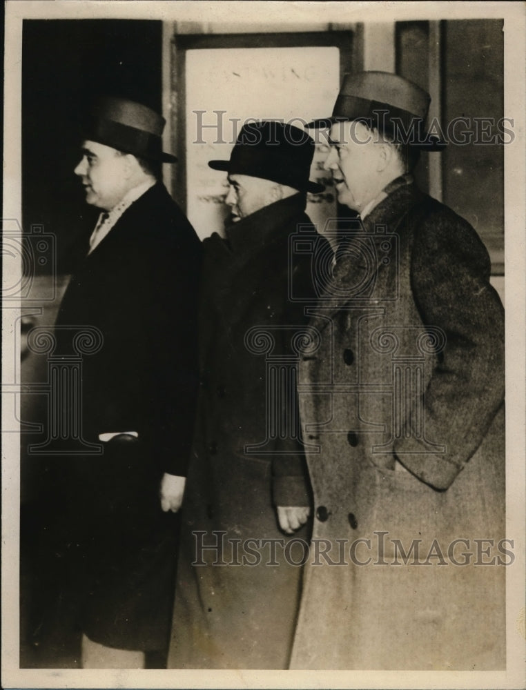 1928 Press Photo Charles Limpy Cleaver & officers at court for train robbery
