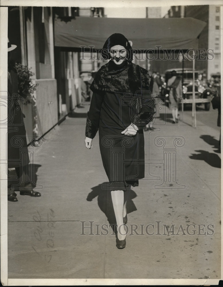 1939 Press Photo Mrs Winslow Lovejoy strolls down Park Avenue