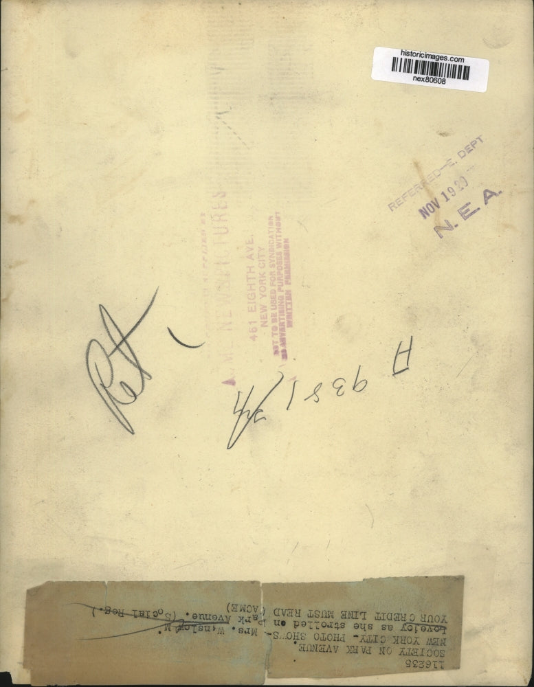 1939 Press Photo Mrs Winslow Lovejoy strolls down Park Avenue