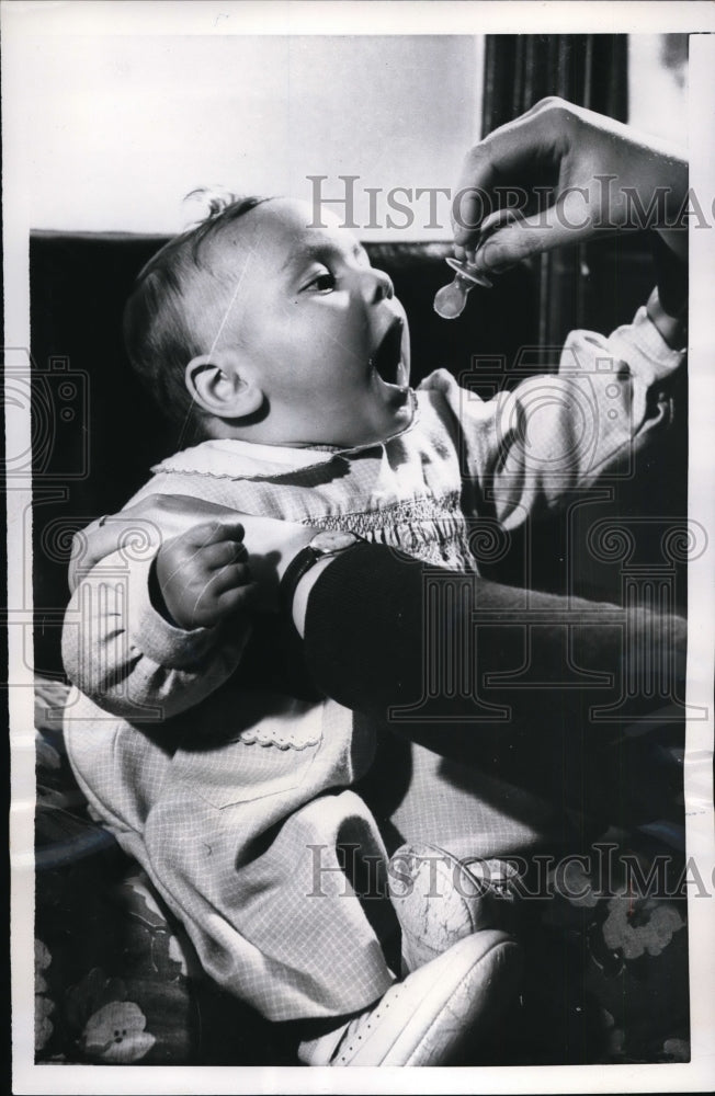 Load image into Gallery viewer, 1952 Press Photo Ornella 6 Month Old Concentrating in Pacifier Rome Italy
