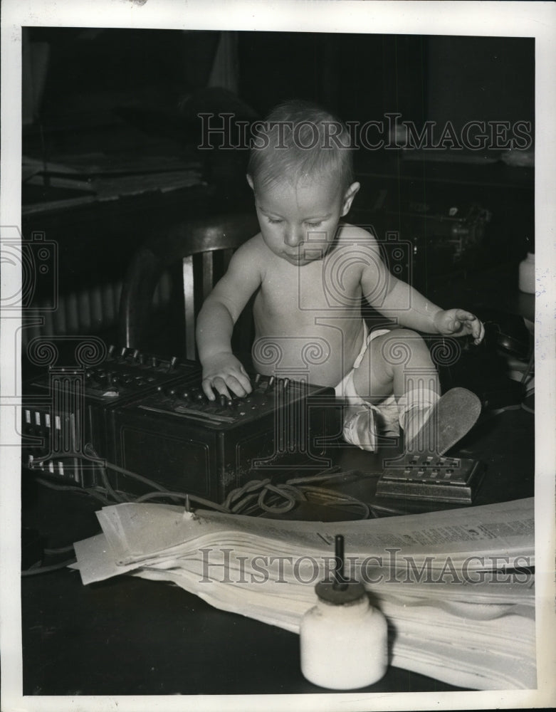 Load image into Gallery viewer, 1941 Press Photo Muscular Baby David Delano St Clair of Chattanooga Tennessee
