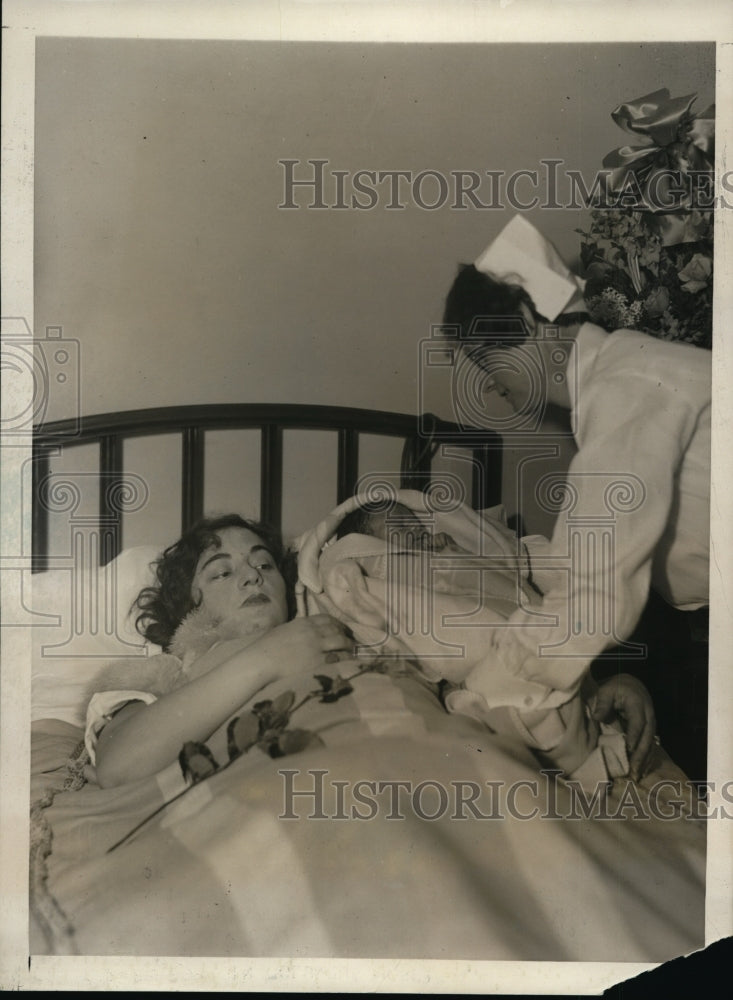 1931 Press Photo Emily Vignola and First Baby Born in Columbus Hospital New York